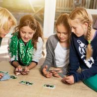 Deutschland, NRW, Mülheim, Kinder zu Hause beim Kartenspiel
