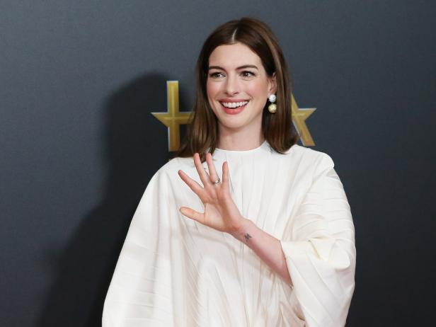 BEVERLY HILLS, CA - NOVEMBER 04:  Anne Hathaway attends the 22nd Annual Hollywood Film Awards held at The Beverly Hilton Hotel on November 4, 2018 in Beverly Hills, California.  (Photo by Michael Tran/FilmMagic,)