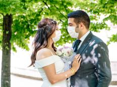 bride and groom in a face protection mask