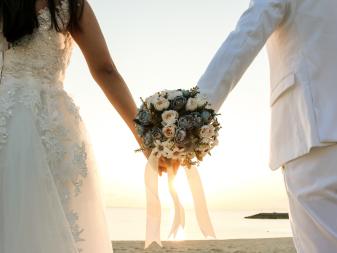 Two couple have bouquet at the sunset beach