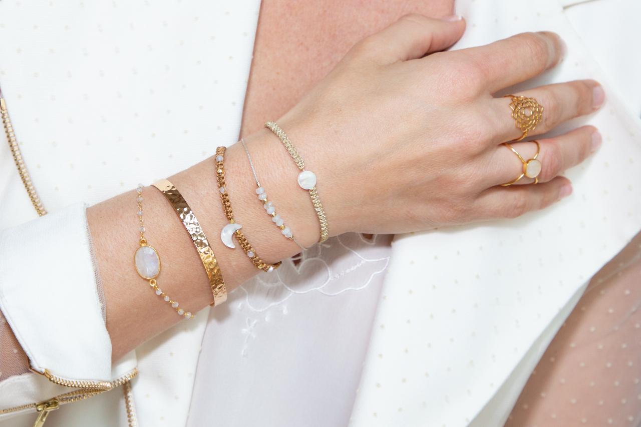 How to wear Van cleef & arpels bracelet by yourself? 