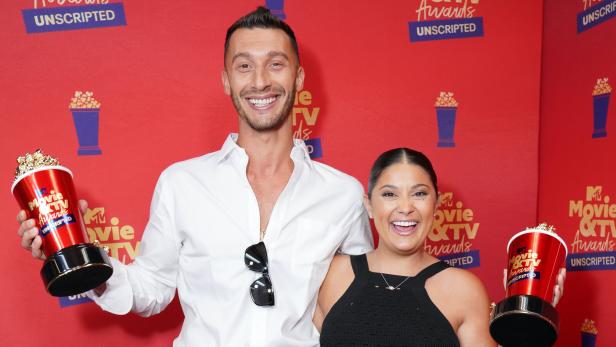 SANTA MONICA, CALIFORNIA: In this image released on June 5, (L-R) Alexei Brovarnik and Loren Brovarnik win the Best Reality Romance at the 2022 MTV Movie & TV Awards: UNSCRIPTED at Barker Hangar in Santa Monica, California and broadcast on June 5, 2022. (Photo by Presley Ann/Getty Images for MTV)