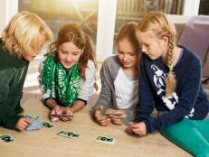 Deutschland, NRW, Mülheim, Kinder zu Hause beim Kartenspiel