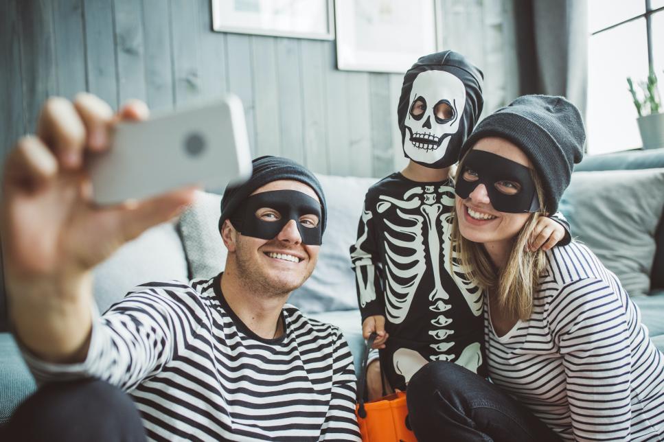 The Easiest Couple's Costumes You Can Make At Home