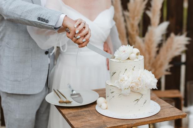 Most Popular Wedding Cake Flavors of 2023 | Weddings | TLC.com