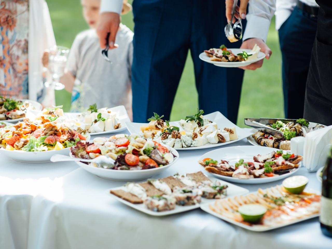 https://tlc.sndimg.com/content/dam/images/tlc/tlcme/fullset/2023/april/LEAD_wedding-food-trends-GettyImages-1159466019.jpg.rend.hgtvcom.1280.960.suffix/1682355859193.jpeg