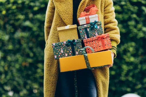 The ultimate Christmas gift guide including the best Christmas gift ideas  for women under $25!…