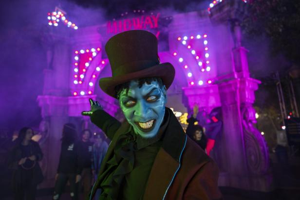 https://tlc.sndimg.com/content/dam/images/tlc/tlcme/fullset/2023/october/hershey%20park%20halloween.jpg.rend.hgtvcom.616.411.suffix/1697820470607.jpeg