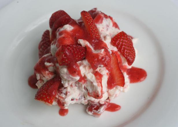 (AUSTRALIA OUT) Eton mess at Cafe Sopra at Danks Street, Waterloo, Sydney, 22 June 2006. SHD Picture by SIMON ALEKNA (Photo by Fairfax Media via Getty Images via Getty Images)