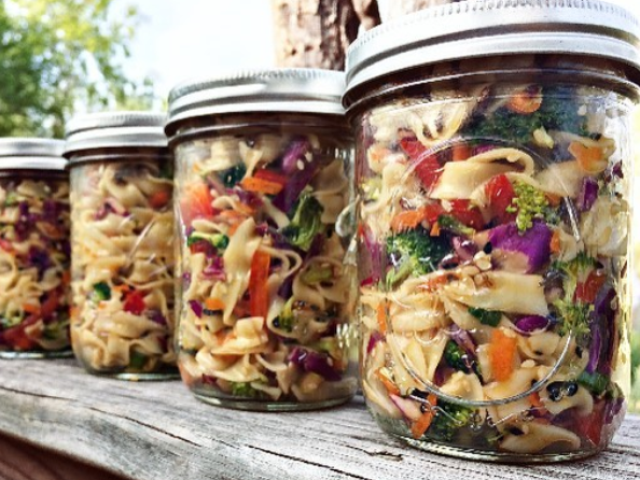 Salad Jars {Teen Lunch Solutions} - Super Healthy Kids