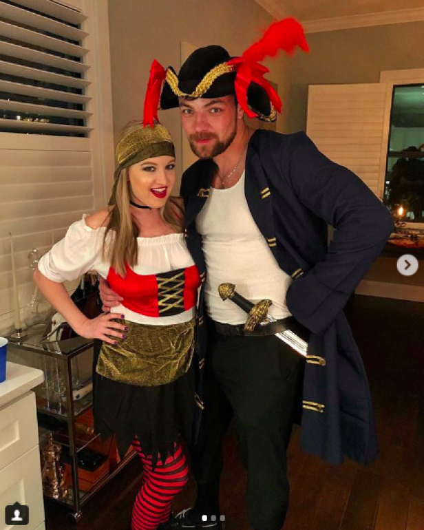 Fantasia de pirata casal  Halloween outfits, Couples costumes, Pirate  halloween costumes